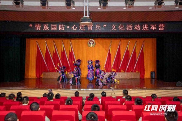 大牛配资网 郴州：歌舞跃军营 军民情谊浓