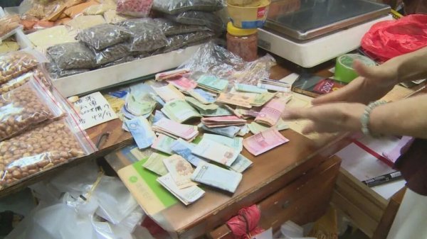 蚂蚁策略 男子持续两三年朝商店扔钱拒绝拿回